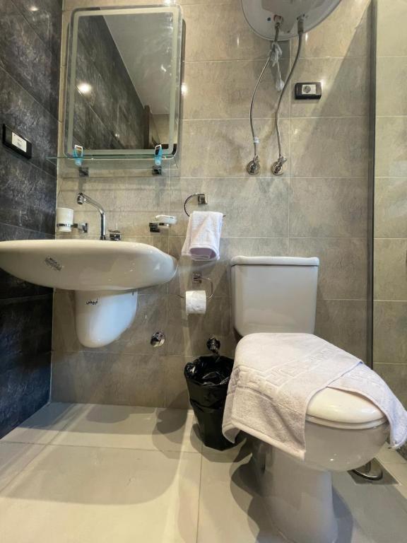 Unique Pyramids Boutique Inn Kafrat al Jabal Bagian luar foto
